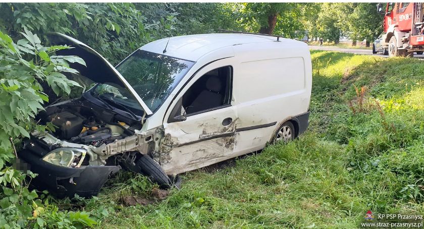 Wypadek ciężarówki z pojazdem osobowym w Czernicach Borowych [Aktualizacja]