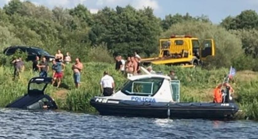 Mogło dojść do tragedii. Auto z pasażerem wpadło do rzeki.