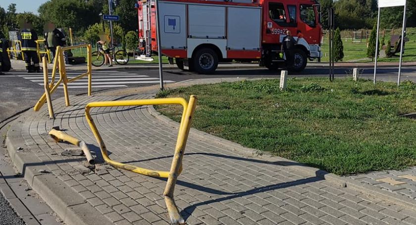 Zderzenie osobówki z barierkami ochronnymi. Kto posprząta po kolizji?