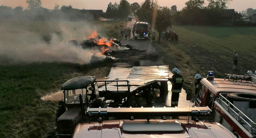 Pożar w gminie Czernice Borowe. Spłonęło 27 bel i dwie przyczepy