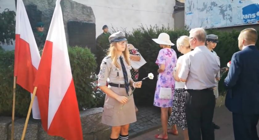 Pomysł starostwa by mieszkańcy również składali kwiaty przy 