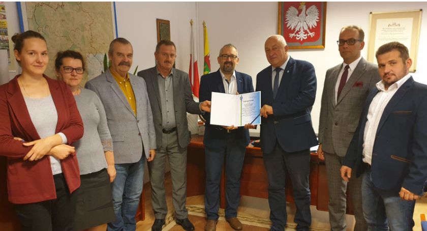 Powiat wesprze budowę boiska w Krzynowłodze Małej i zakup rezonansu magnetycznego.