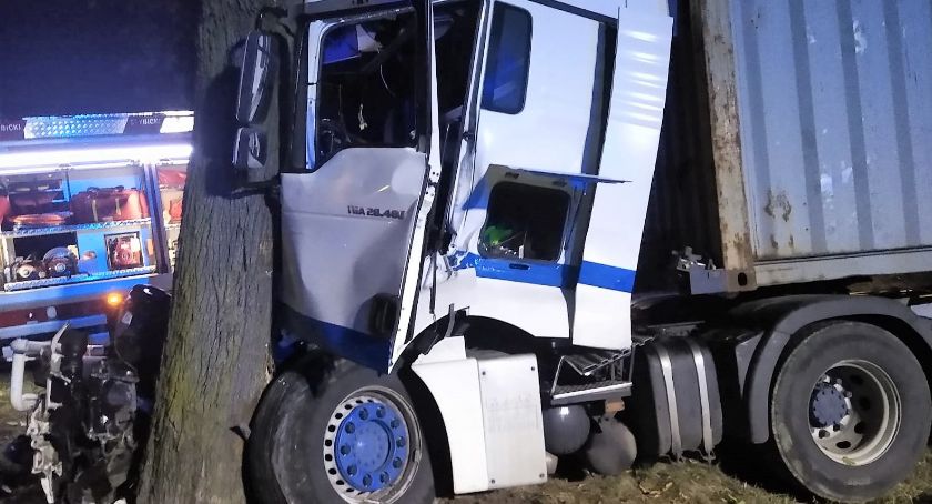 Ciężarówką zatrzymał się na drzewie w gminie Czernice Borowe [Aktualizacja]