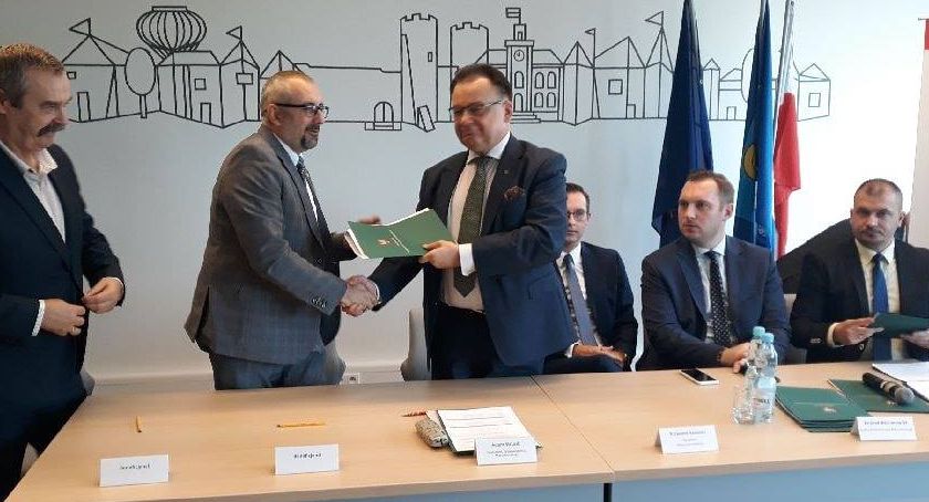 Środki na pracownie informatyczne i językowe przekazane. Beneficjenci z powiatu pozyskali ponad 170 tys. zł.