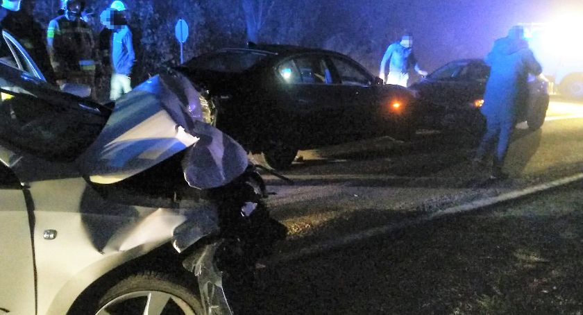 Uwaga – silna mgła! Kolizja trzech samochodów osobowych w miejscowości Mchowo