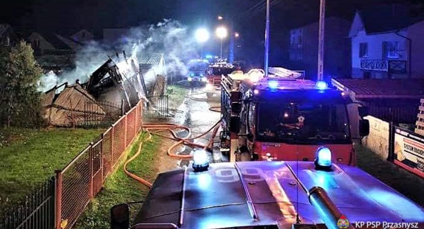 Chorzele. Spłonęły trzy budynki gospodarcze i samochód