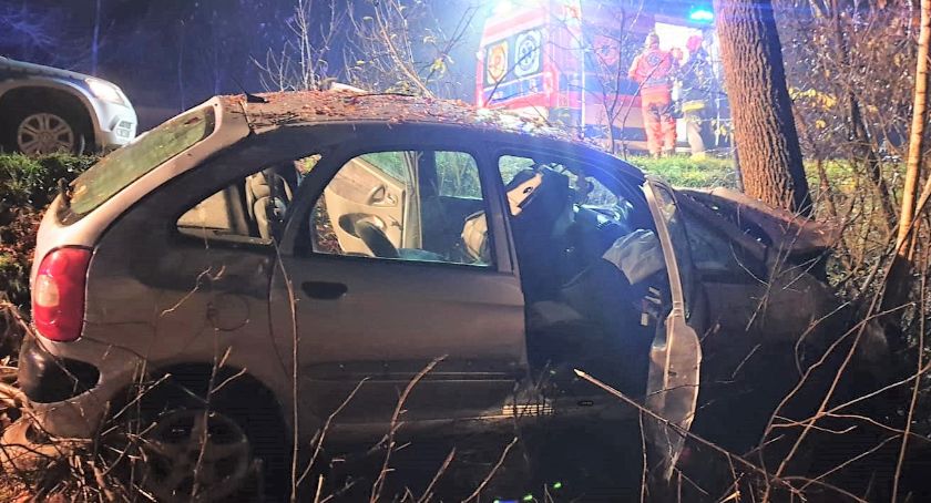 [Aktualizacja] Chorzele: Citroenem wjechał w drzewo. Został uwięziony w aucie