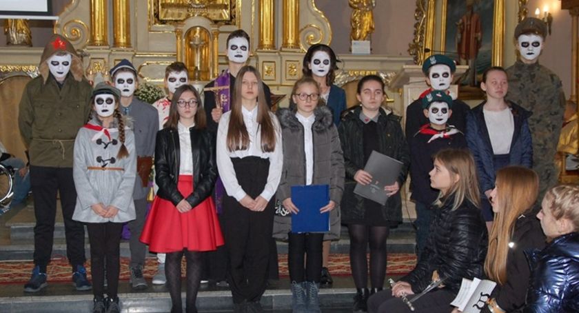 Zamiast kazania przedstawienie patriotyczne. Tak Krzynowłoga Mała obchodziła Święto Niepodległości