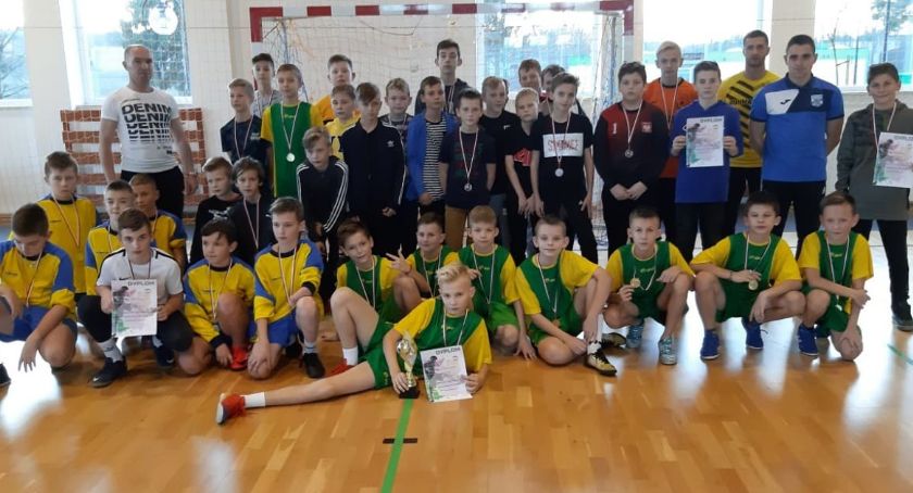Powiatowe Igrzyska Młodzieży Szkolnej 2019/2020. Pierwsze rozstrzygnięcia w halowej piłce nożnej