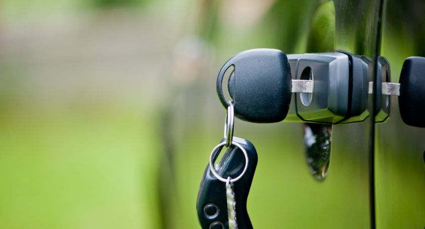 Zostawił auto pod sklepem. Ukradli mu