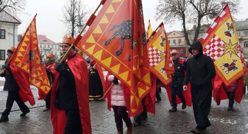 Orszak Trzech Króli w radosnym korowodzie przeszedł ulicami Przasnysza