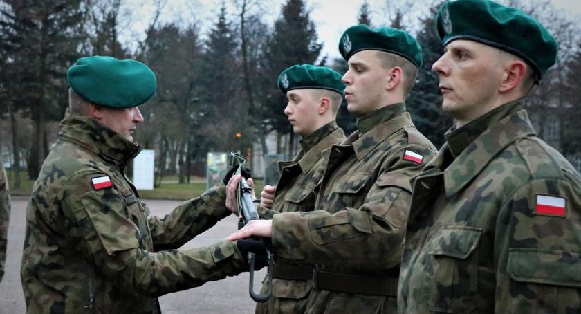 Uroczyste wręczenie broni żołnierzom służby przygotowawczej