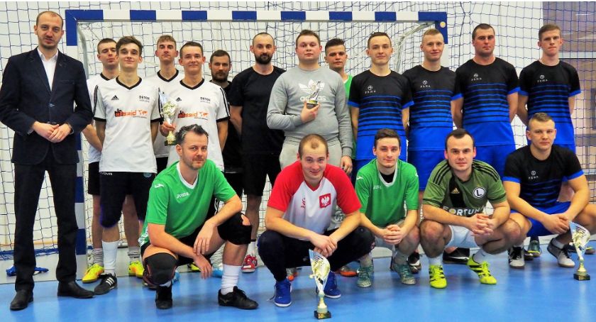 Czarki zwyciężają Noworoczny Halowy Turniej Piłki Nożnej