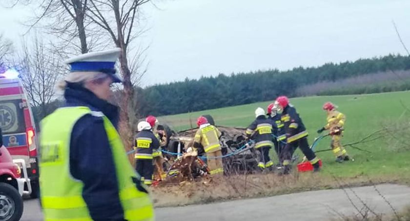 Dachowanie osobówki pod Jednorożcem. Wezwano śmigłowiec [AKTUALIZACJA]