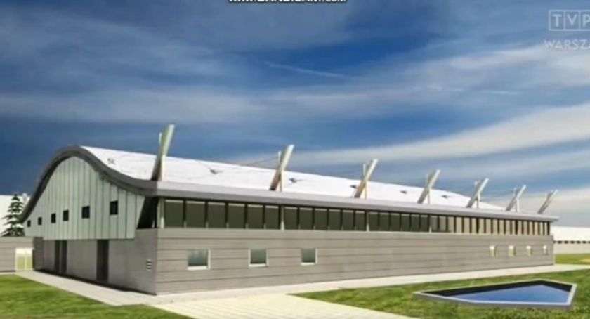 Kurier Mazowiecki o budowie hali sportowej z płytą sztucznego lodowiska w Przasnyszu [WIDEO]
