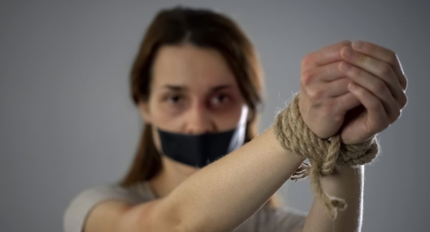 Zamaskowani mężczyźni dokonali rozboju na 63-letniej Przasnyszance