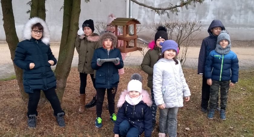 Dzieciaki w Ulatowie-Adamach jak co roku dokarmiają ptaki