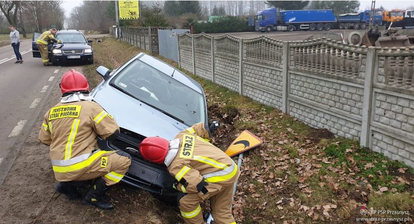 Przasnysz: Ford wylądował w rowie [AKTUALIZACJA]