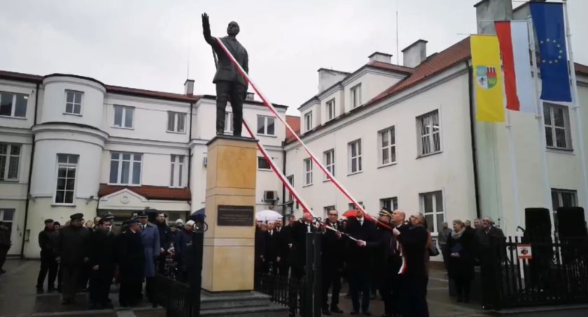 Podźwignął miasto z wojennych ruin. Odsłonięto pomnik Bronisława Matuszewskiego Burmistrza Przasnysza [FOTO+WIDEO]