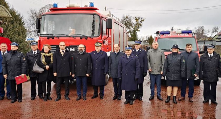 Rząd i starostwo wpierają finansowo straże pożarne: uroczyste przekazanie samochodów pożarniczych.