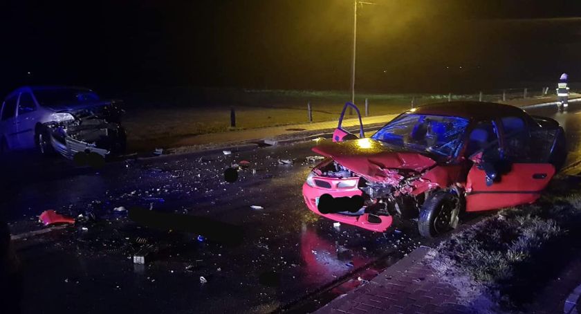Czołowe zderzenie osobówek w Przasnyszu 