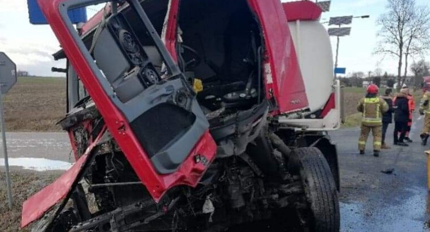 Zderzenie Mercedesa z Dafem. Jedna osoba trafiła do szpitala 