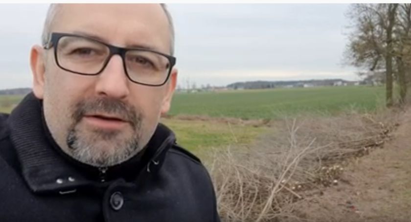 Trwa wycinka zakrzaczeń co poprawi bezpieczeństwo na drogach powiatowych