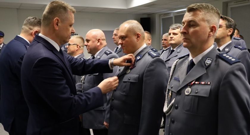 Przasnyscy policjanci odznaczeni medalami za długoletnią służbę.