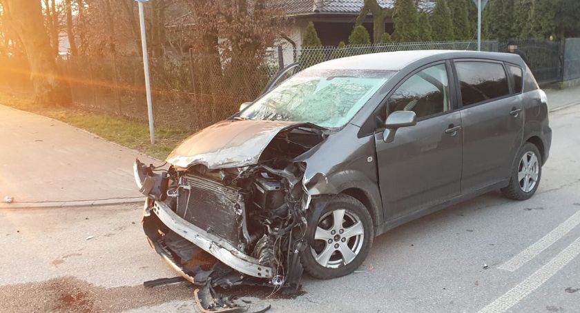 Kolizja osobówki i dwóch ciężarówek w Przasnyszu