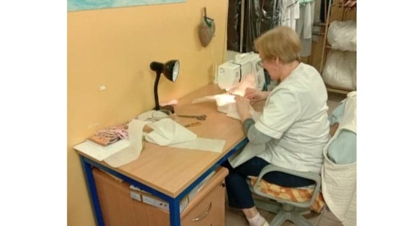 Szpital w Przasnyszu na własną rękę szyje maseczki ochronne