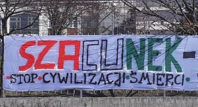 Przasnyscy kibice Legii Warszawa dziękują medykom - wywiesili transparent