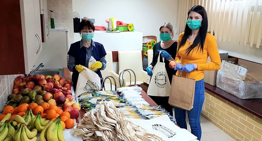 Prawie 100 przedświątecznych zestawów trafi do Seniorów w Chorzelach