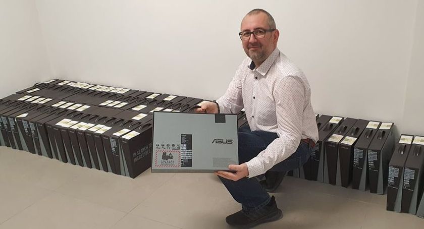 Ponad 60 laptopów trafi do uczniów ze szkół powiatowych