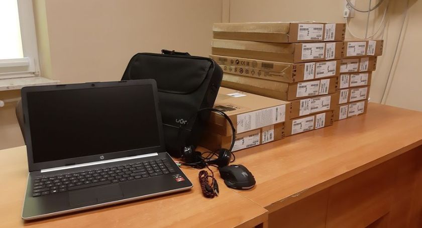 Do szkół z Gminy Przasnysz trafiły nowe laptopy. Ruszył program Zdalna szkoła