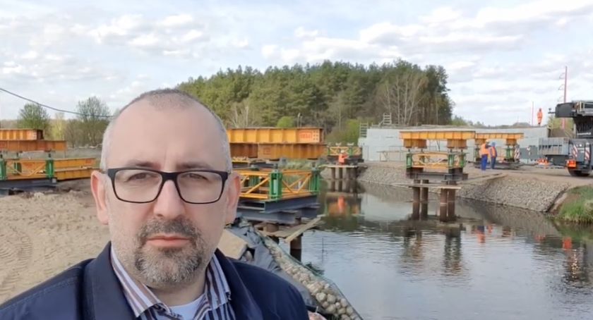 Trwa budowa mostu w Chorzelach. Jak idą prace? [Wideo]