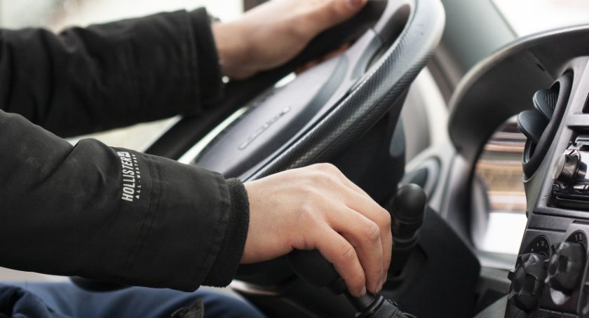 Zasłabł za kierownicą. Pomogli mu Policjant i Strażak