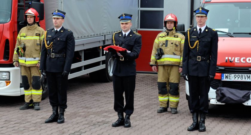 Uroczysty apel z okazji Dnia Flagi Rzeczypospolitej Polskiej w KP PSP