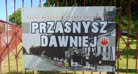 Nasze Miasto w starej fotografii. Wystawa Przasnysz Dawniej zawisła przed szkołami