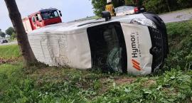 Dachowanie busa na Słowackiego w Przasnyszu [AKTUALIZACJA]