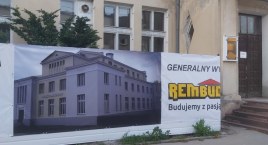 Wizualizacje zdobią ogrodzenie wokół remontowanego Miejskiego Domu Kultury