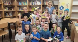 Pierwsza wizyta w bibliotece szkolnej już za nimi