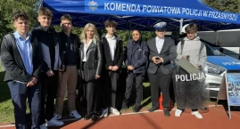 Policjanci z Przasnysza edukują podczas obchodów 100…