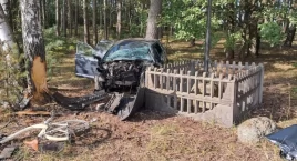 Utrata panowania nad pojazdem zakończona na drzewie …