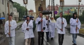 Wiara silniejsza niż deszcz. Mieszkańcy Przasnysza tłumnie uczestniczyli w procesjach Bożego Ciała
