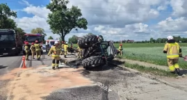 Zderzenie samochodu osobowego z ciągnikiem rolniczym na DW-617. Dwie osoby trafiły do szpitala. Ruch odbywa się wahadłowo