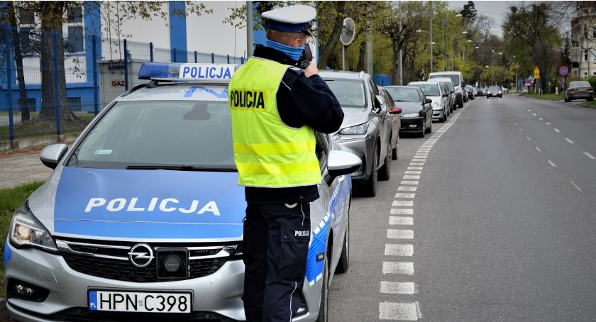 Policjanci prowadzą kaskadowe pomiary prędkości 