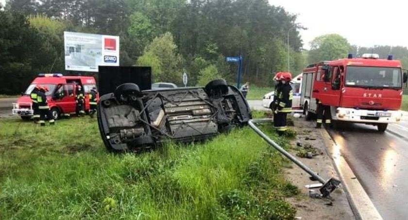 Zderzenie dwóch pojazdów w Załężu - peugeot dachował