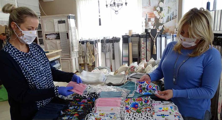 Miętowa Poduszka szyje i sprzedaje maseczki, a seniorzy dostają je gratis