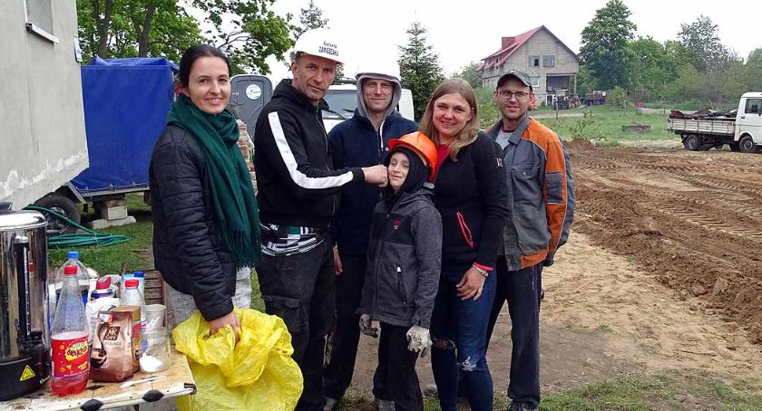 Glincz. Ludzie dobrego serca budują dom dla samotnej matki i jej synka Jasia