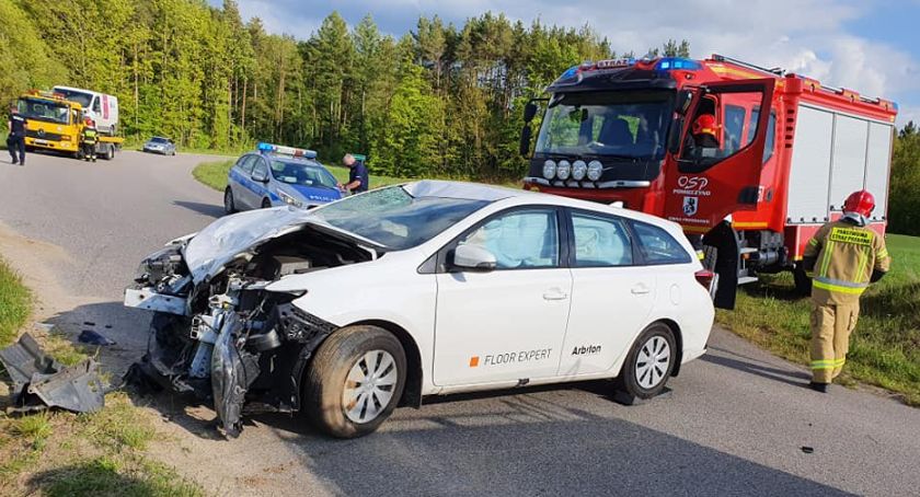Zderzenie osobówki z motocyklem w Brzezinach 